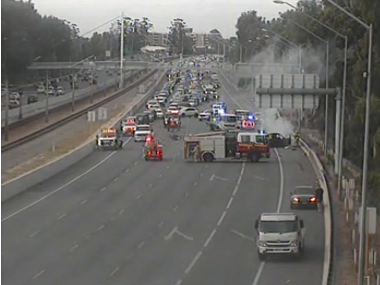 Perth_Traffic's tweet photo. UPDATE: SERIOUS CRASH – LEEDERVILLE
MITCHELL FWY SOUTHBOUND PRIOR TO VINCENT ST
Reduced to a single lane
Emergency services on site
Traffic very heavy on approach back past Hutton St https://t.co/oGJyk7o6a3 #perthtraffic https://t.co/fkflXTIgs7