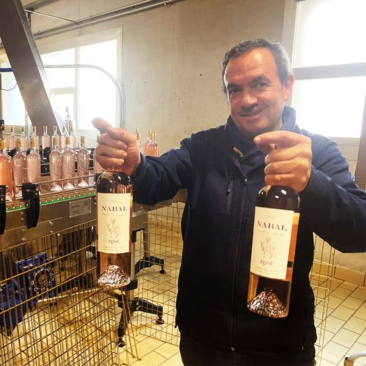 Oscar Navarro presenta #Nabal Rosé 2022 tras finalizar el proceso de embotellado y etiquetado🔝. ¡Ya está disponible en nuestra tienda de #BodegasNabal y puedes disfrutar de tu rosado favorito durante esta #Navidad! 🚀. 📍¡Visitanos en la salida 168 de la A-1, en Gumiel de Izán!