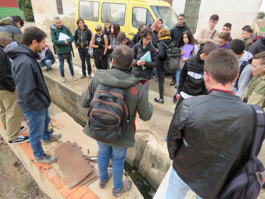 FundacioAssut's tweet photo. Fa uns dies, la trobada d'#Agroecologia entre estudiants de l'IES La Garrigosa, de Meliana, i l'Institut de Jardineria i Agricultura Les Garberes, de Castellar del Vallés, va incloure una visita a l'#horta d'Almàssera i Meliana #FesTeuElTeuPaisatge #ProgramaCerca @ruteshortaviva https://t.co/XgNhp290Ti