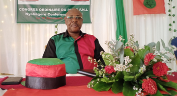 Ikiriho's tweet photo. 🖋️👏Au lendemain de sa réélection à la présidence du parti @Fnl_burihabwa, @bigirimanafnl reçoit les félicitations de la part de @R_Ndikuriyo, Secrétaire général du parti @CnddFdd🦅. Le parti présidentiel avait envoyé une délégation au congrès d'hier en @NtahangwaMairie.
#Burundi https://t.co/GqsT3Vx5kc