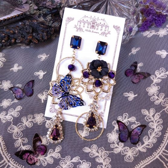 RT💜제가 작화를 맡은 나유혜 작가님의 <사랑받는 언니가 사라진 세계>가 런칭되었어요! 좋아하는 원작을 맡아 정말 기뻐요😌

RT추첨을 통해 한분께 로판 여주가 된 기분을 느끼실 수 있는 밤의 정원 귀걸이를 드립니다🦋

*카카페 zrr.kr/1f8t *카웹 zrr.kr/n4mJ