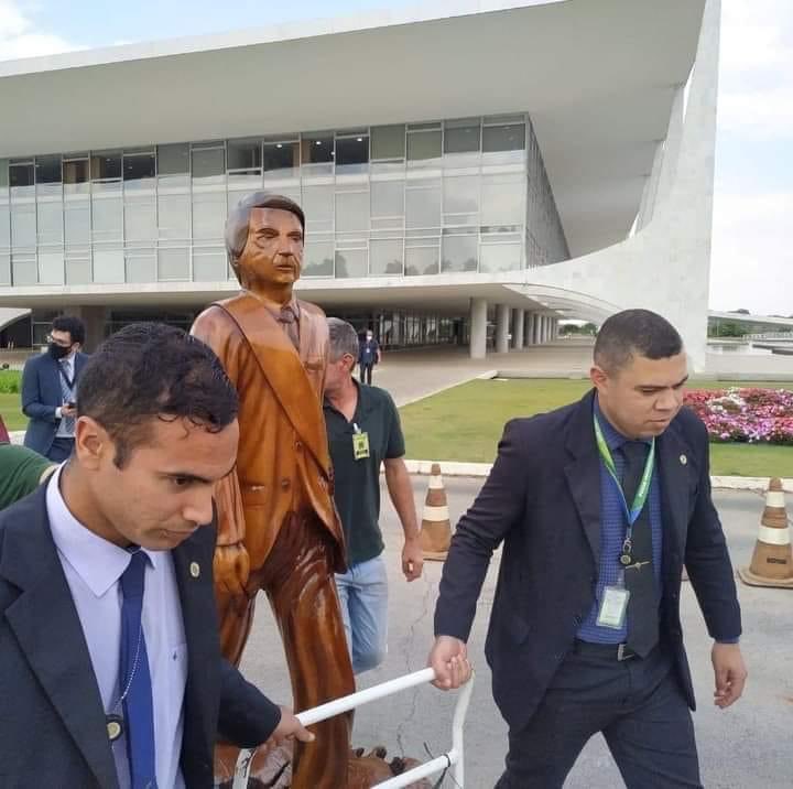URGENTE: Pinóquio passa mal e sai carregado em Brasília