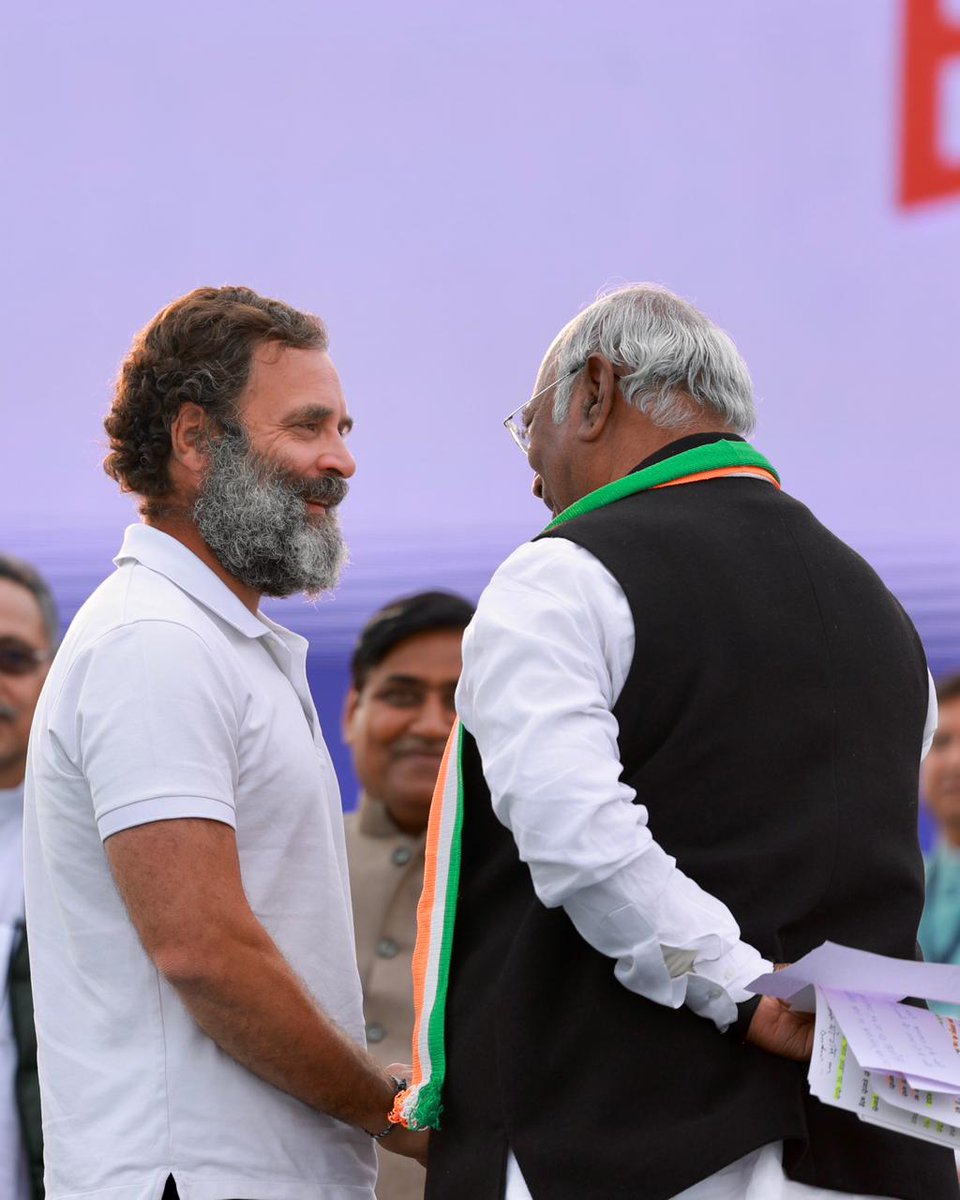 INCIndia's tweet photo. अलवर में हुई विशाल जनसभा में कांग्रेस अध्यक्ष श्री @kharge और श्री @RahulGandhi ने दिया देश से नफ़रत को मिटाने का संदेश।

इसी साथ और विश्वास के साथ हम अपने मकसद में जरूर कामयाब होंगे। नफ़रत हारेगी, मोहब्बत की जीत होगी।

#AlwarBoleBharatJodo https://t.co/SKFQkGAffp