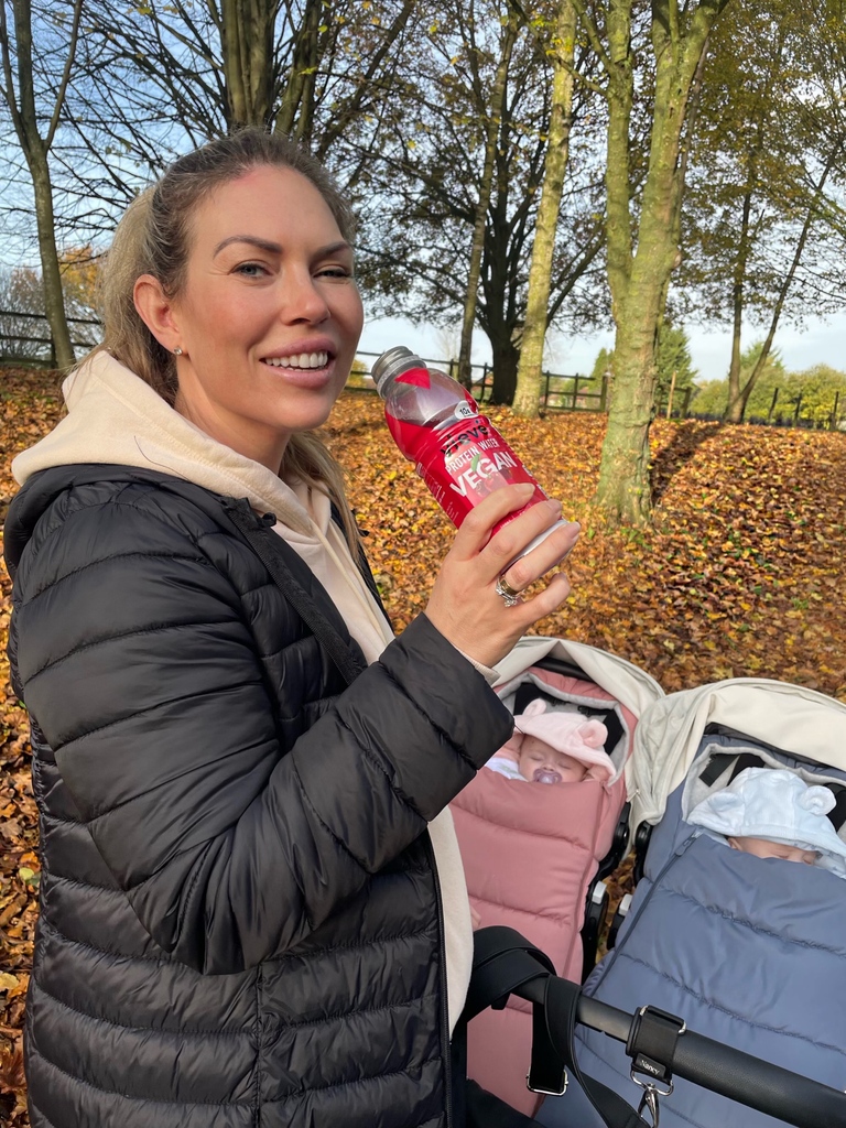 drinkvieve's tweet photo. When you are a busy mom and always on the go, getting the right amount of protein in can be a challenge.  Former TOWIE star @frankieessex87 loves the convenience of Vieve - with 20g protein per bottle and a vegan option 🌱

Shop Now 👇
https://t.co/k5zuVliTYG https://t.co/uIK7lwRiNU
