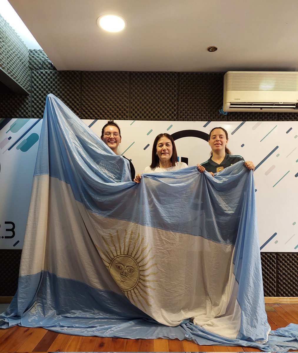 RadioB923fm's tweet photo. Buenos días a los CAMPEONES DEL MUNDO 🏆 Hermosa mañana, ¿verdad? 

Empezá el día a pura sonrisa con #EstamosConVos. 🤍💙

¡VAMOS ARGENTINA! https://t.co/96tOv5vQgp