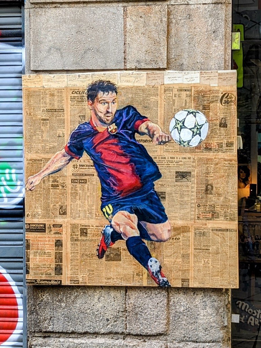 CiutatB's tweet photo. Com quan en els dies especials els sants surten al carrer. #Messi a c/Sots Tinent Navarro #gotic https://t.co/kvXpRPN3TF