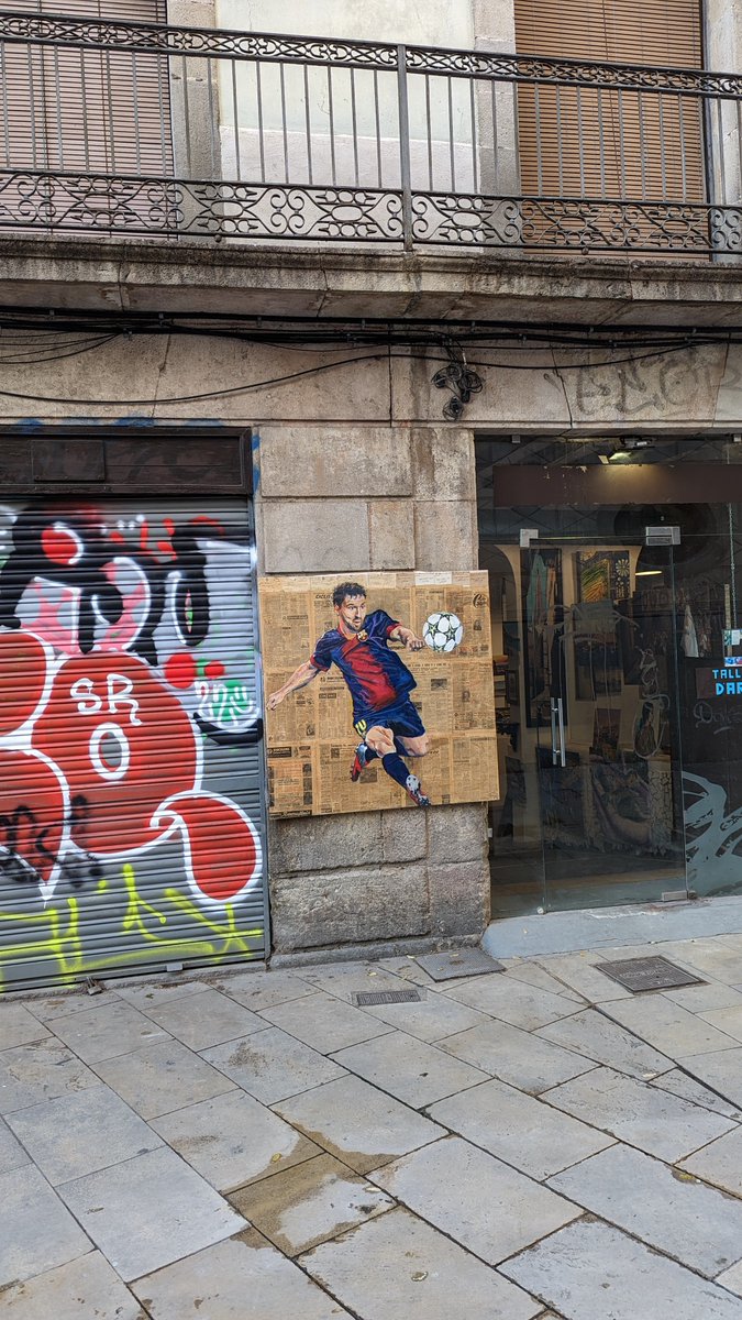 CiutatB's tweet photo. Com quan en els dies especials els sants surten al carrer. #Messi a c/Sots Tinent Navarro #gotic https://t.co/kvXpRPN3TF