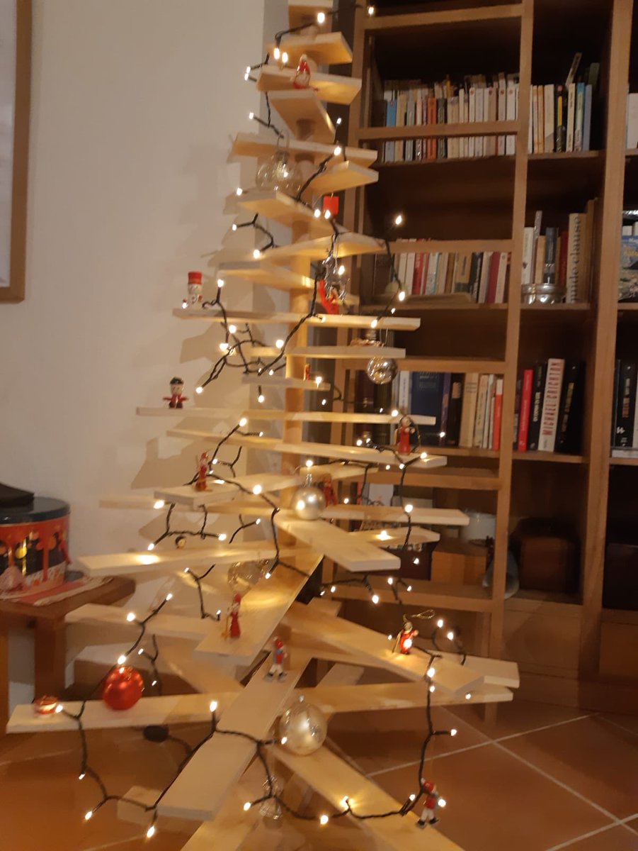 BillYBocq's tweet photo. #WritingCommunity #ChristmasTree 
Ikea tree?
⁦@Anne_Rbrt⁩ 😉 https://t.co/hhFAiWAFS0