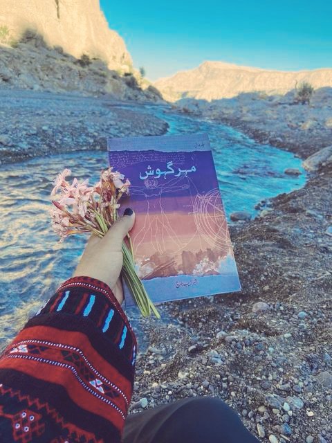 انسان بدلتے نہیں بلکہ مختلف حالات و واقعات کے رونما ہونے کے بعد انسان کی حقیقت کھل کر سامنے آجاتی ہے کہ وہ اندرونی طور پہ جو بھی تھا وہ ظاہر ہوتا ہے۔ ایسی صورتحال میں بدلنے والے انسان کو برا بھلا کہنے کے بجائے ہم اپنے سوچنے کی عینک کو صاف رکھے۔
#مہرگہوش