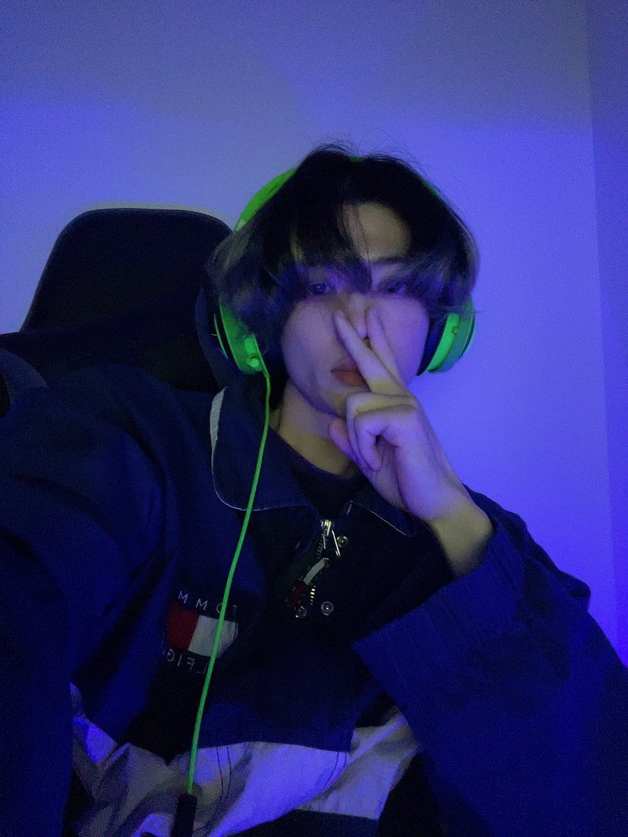 久々の自撮り
久々って言葉使いがちです🗽
・
・やっぱ髪切った方がいいって言われる、どうしよ、悩む。。