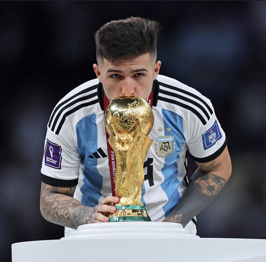 joacopaolucci's tweet photo. Vamos por la cuarta Enzo. Ayer jugaste a lo Zizou, a lo Tony, a lo Checho, a lo Iniesta, a lo Kevin, a lo Amrabat… y podría seguir eh. Deleite total. Gracias! https://t.co/Hb45QEzlTa