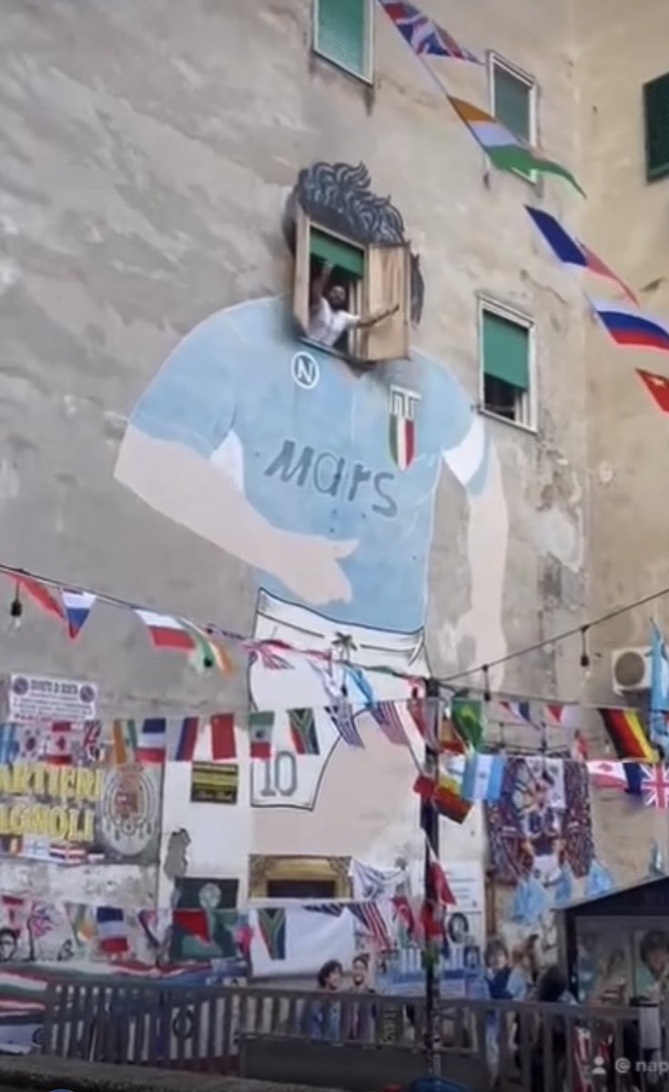 MIRÁ LO Q ME ESCRIBIÓ UN AMIGO NAPOLETANO

(Traducido):

Por cábala, la ventana con la cara de Diego nunca se abre. Sólo cuando Napoli gana el Scudetto. Estaba cerrada desde 1990. Esta noche la abrieron a propósito... porque ganaron un mundo, un pueblo (los que aman el deporte)