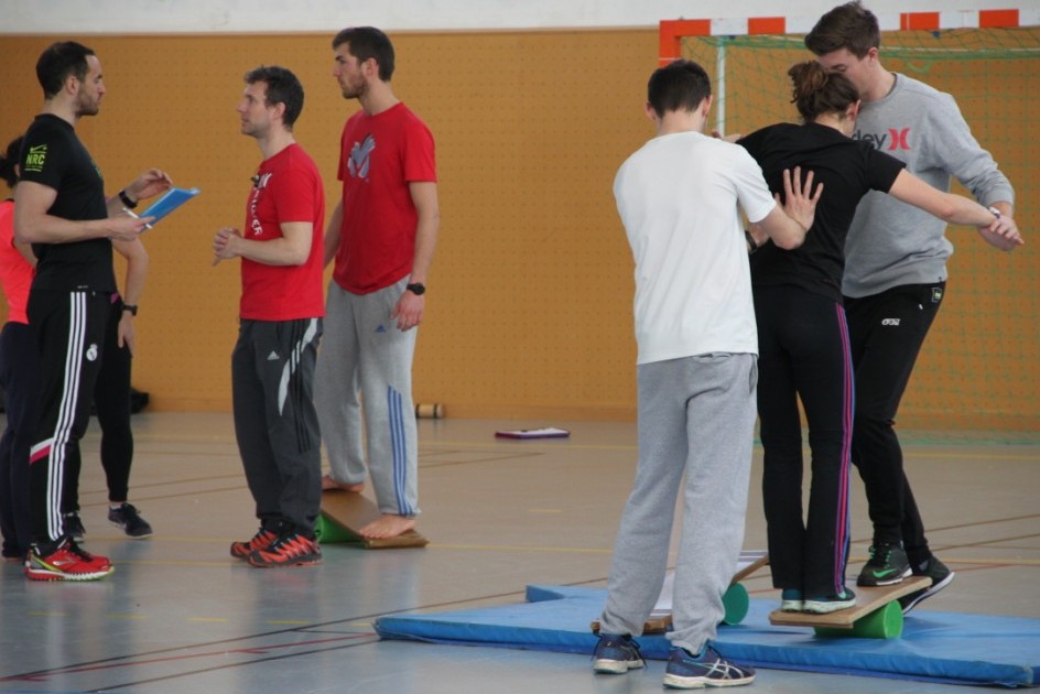 AeepsIDF's tweet photo. 🚨 Nous venons (enfin !) de publier le compte rendu de notre mémorable #AtelierdepratiqueIDF sur les arts du cirque, avec Matthieu Ruffin :
✅ le diaporama de la partie théorique
✅ ... et 14 capsules vidéo !

➡️ Vous trouverez toutes ces ressources ici :  https://t.co/YxhGlwTUae https://t.co/XP381IcB6u