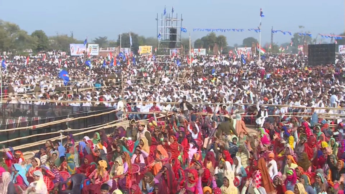 SevadalKA's tweet photo. Massive colourful crowds gather to hear @RahulGandhi ji
#AlwarBoleBharatJodo
#BharatJodoYatra https://t.co/baP6KEHvqX