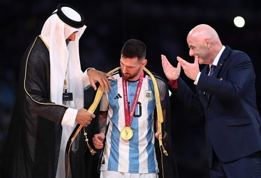 abrah_marouane's tweet photo. عندما استضافت المكسيك كأس العالم عام ٧٠م جعلوا حامل اللقب "بيليه" يرتدي قبعة مكسيكية، واعتبرها الإعلام تعايشًا ثقافيًا وتحقيقًا لرسالة كرة القدم، لا يمكن تفسير وجود "متشنجين" من الإعلام الغربي تجاه "بشت ميسي" إلا لأنه يحمل دلالة عربية https://t.co/wWiUXSJaQa