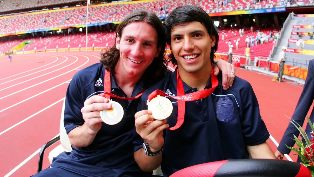 Guardiolato's tweet photo. “Cuando jugábamos a la Play en 2005 y nos peleábamos mal, no nos hablábamos en un día”, dijo una vez @aguerosergiokun. El viaje de estos dos amigos ha sido de película. https://t.co/lGOIQKxEp5