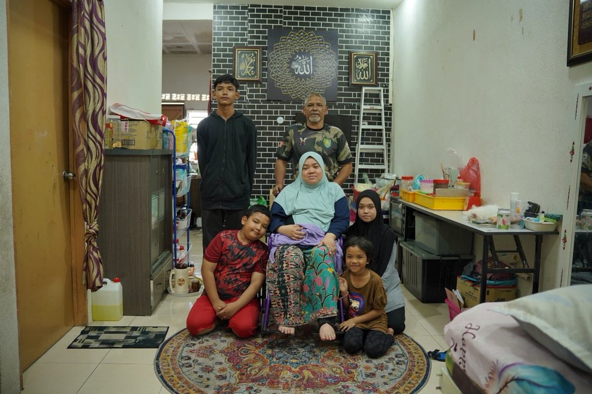 zumairaaa's tweet photo. Bagus adik ni, umur 14 tahun dah pegang responsibility yang besar bila dia kena jaga mak dia yang menghidap cancer otak. 

Help me share story pasal adik Hisyam &amp; kakak dia yang sama sama uruskan kerja rumah sbb nak tolong mak ayah dorang. https://t.co/JoiCW4AOZn