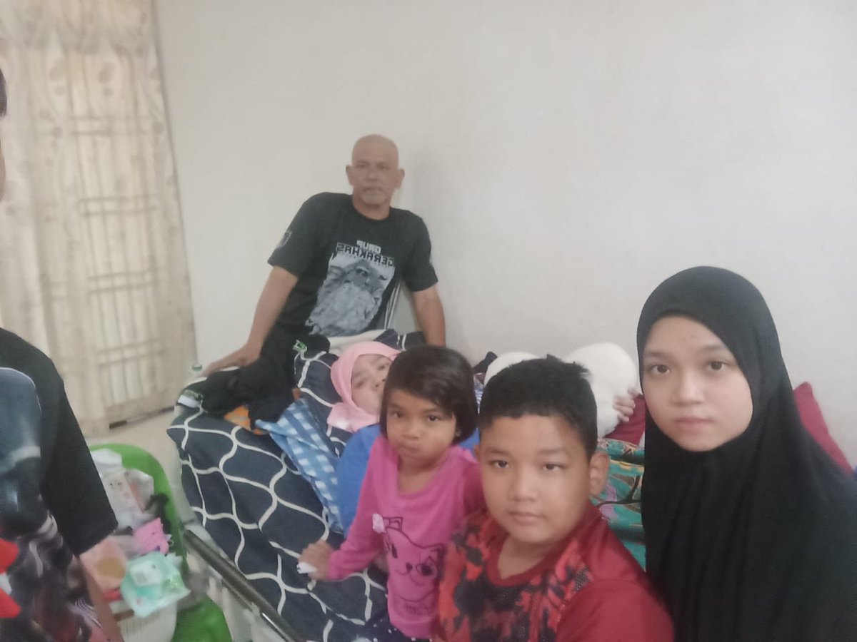 zumairaaa's tweet photo. Bagus adik ni, umur 14 tahun dah pegang responsibility yang besar bila dia kena jaga mak dia yang menghidap cancer otak. 

Help me share story pasal adik Hisyam &amp; kakak dia yang sama sama uruskan kerja rumah sbb nak tolong mak ayah dorang. https://t.co/JoiCW4AOZn