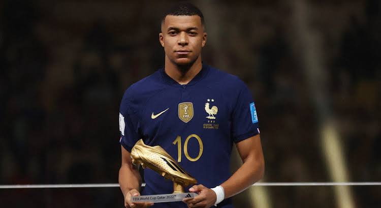 LearcaAcrostico's tweet photo. MBAPPE: Messi Brincando Acabou Parando Potência Europeia https://t.co/bdQJpO7UGy