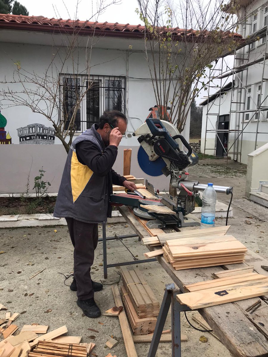 Okulumuzu yenileme çalışmalarına hız kesmeden devam ediyoruz. Çatı saçaklarımız güzel oldu. Yakıştı. Desteğini esirgemeyen Bakanlığımıza sonsuz teşekkür ederiz.<a href="/mentesemem/">Menteşe İlçe Milli Eğitim Müdürlüğü</a> <a href="/mugla_mem/">Muğla İl Millî Eğitim Müdürlüğü</a>