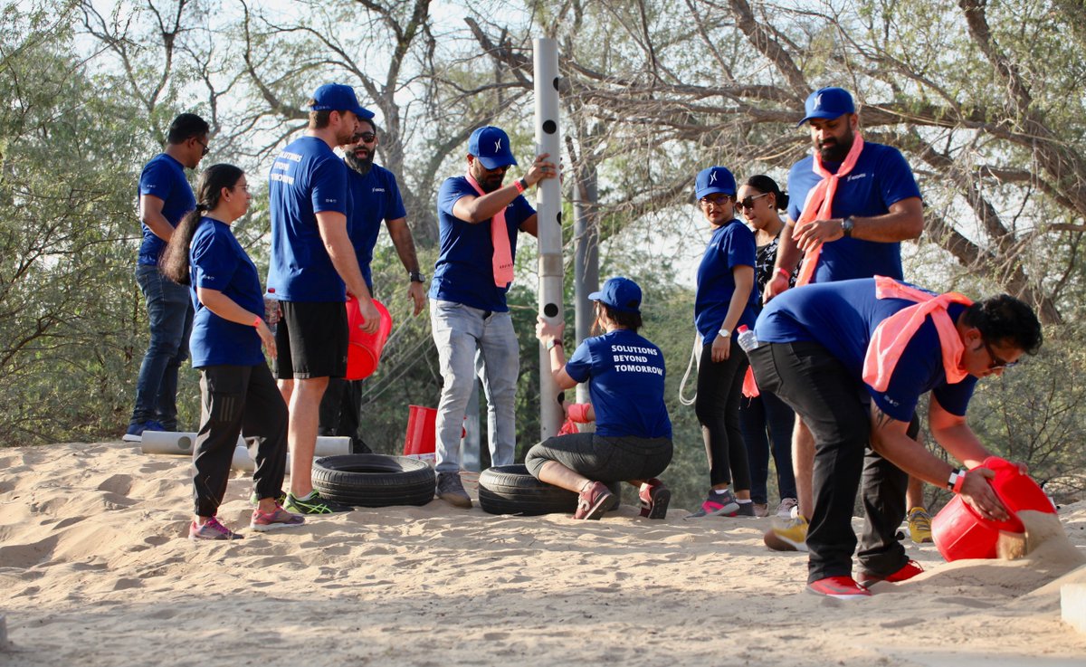 KronesAG's tweet photo. Team building at #Krones!💙
Recently, an outdoor event took place in Dubai. Small groups with our employees had to complete several teambuilding activities.
At the end of the event, a BBQ style dinner was held - dirty but very happy!🤩
#BePartOfKrones: https://t.co/BwTnB0YHWJ https://t.co/IBJWPj1iuU