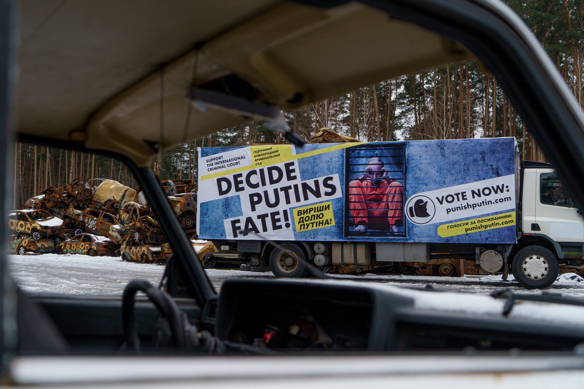 politicalbeauty's tweet photo. BREAKING: Der Internationale Strafgerichtshof fährt gerade mit einem seiner Gefängnistransporter durch Kyjiw und wirbt für eine hohe Stimmbeteiligung an Putins Schicksal! Alle Infos unter: https://t.co/sNW4LfnSB1 https://t.co/DKk3QRuKU7