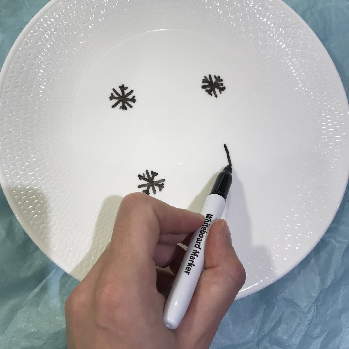 HowtoSTEM's tweet photo. DANCING SNOWFLAKES. Use a whiteboard pen to draw your designs onto a ceramic surface, gently add water and watch the snowflakes dance around! #stemactivity #winterstem #15minutestem https://t.co/JUsffdSQLp