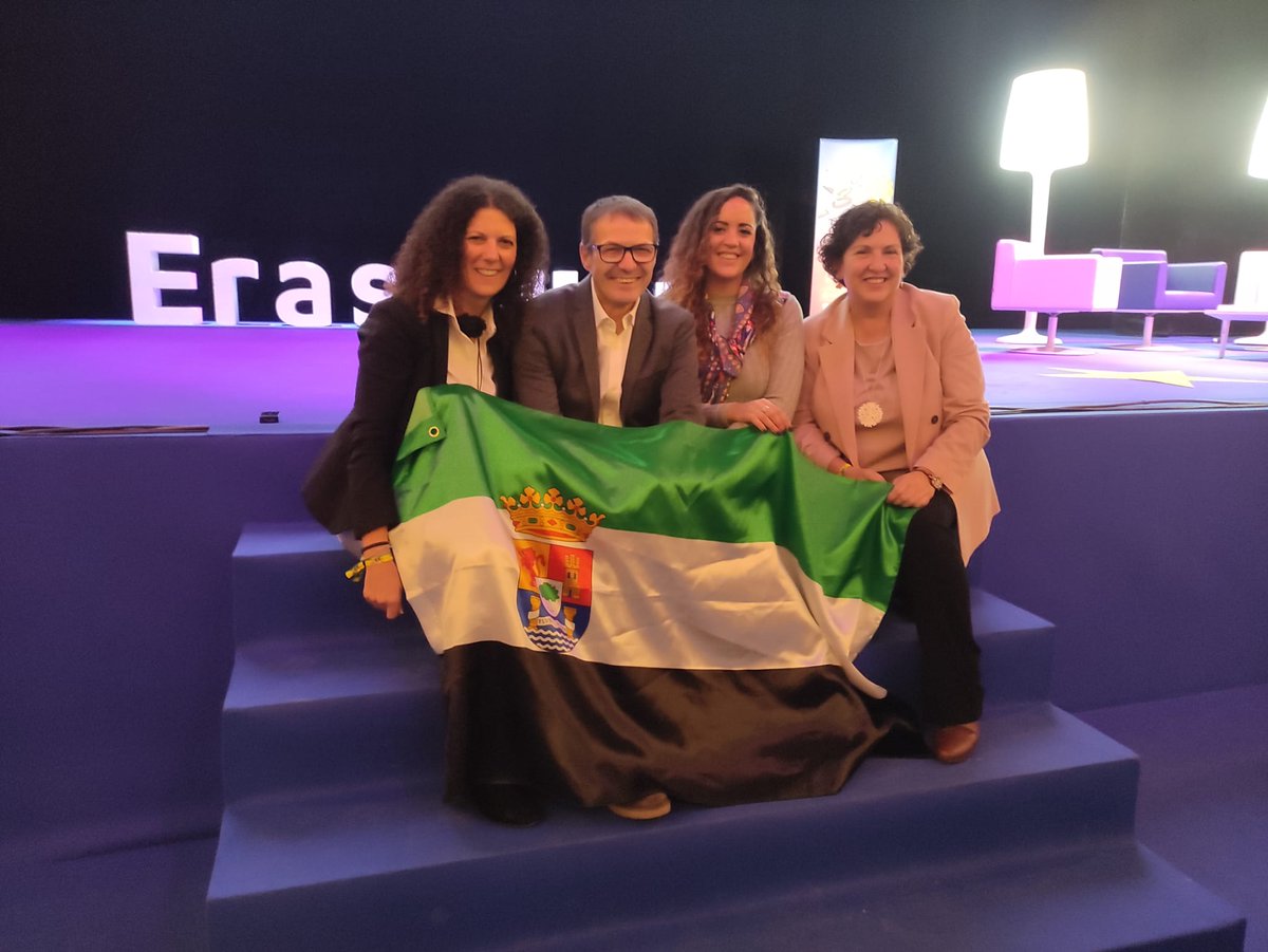 CPRAlmendralejo's tweet photo. Estamos presentes en las Jornadas de Difusión #ErasmusPlus . Además con el gustazo de acompañar al @santiagoapostol que recibe un premio de reconocimiento internacional, los premios EITA (European Innovative Teaching Awards). Un orgullo para #Extremadura .
#ErasmusPlus35Years https://t.co/4iAaCcGJBU