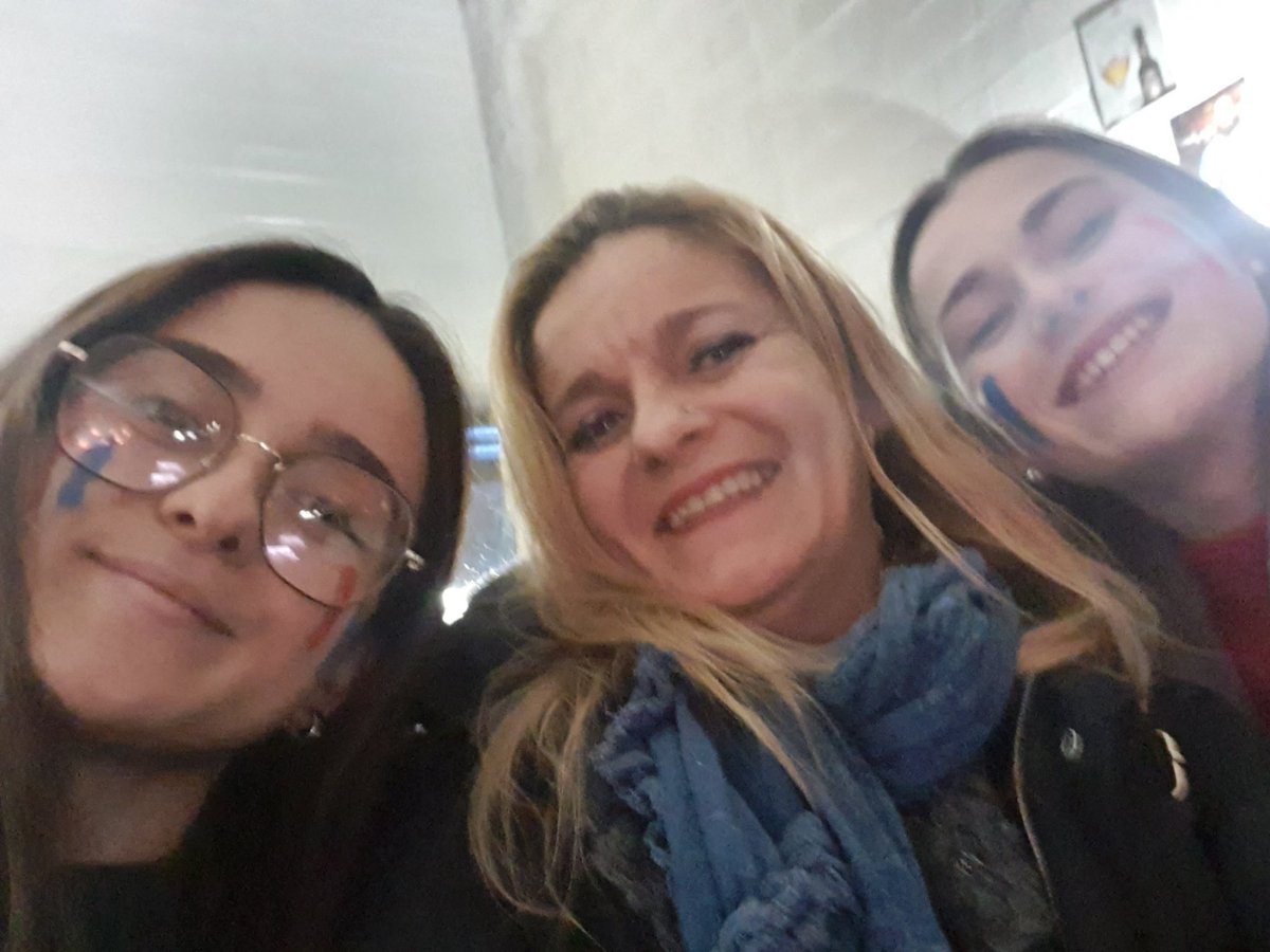 passionsdelisah's tweet photo. Heureusement hier j'avais ma fille et sa meilleure amie pour ranger le bois car sinon j'en avais pour 10 ans avec mon dos ❤🙏😎Ensuite on est allé voir le foot ensemble + leurs potes dans un #MyBeer super ambiance ! ❤👍🙏😱 https://t.co/COfVHGaqLp