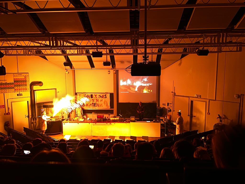 Sustainable Chemistry Centre Bayreuth (@suscentrebay) on Twitter photo Heute Weihnachtsvorlesung der Anorganischen Chemie. Wir wünschen allen Studierenden eine frohe Weihnachtszeit und einen guten Rutsch ins Neue Jahr.
<a href="/unibt/">Universität Bayreuth</a> #Chemie #AnorganischeChemie #Bayreuth Heute Weihnachtsvorlesung der Anorganischen Chemie. Wir wünschen allen Studierenden eine frohe Weihnachtszeit und einen guten Rutsch ins Neue Jahr.
<a href="/unibt/">Universität Bayreuth</a> #Chemie #AnorganischeChemie #Bayreuth