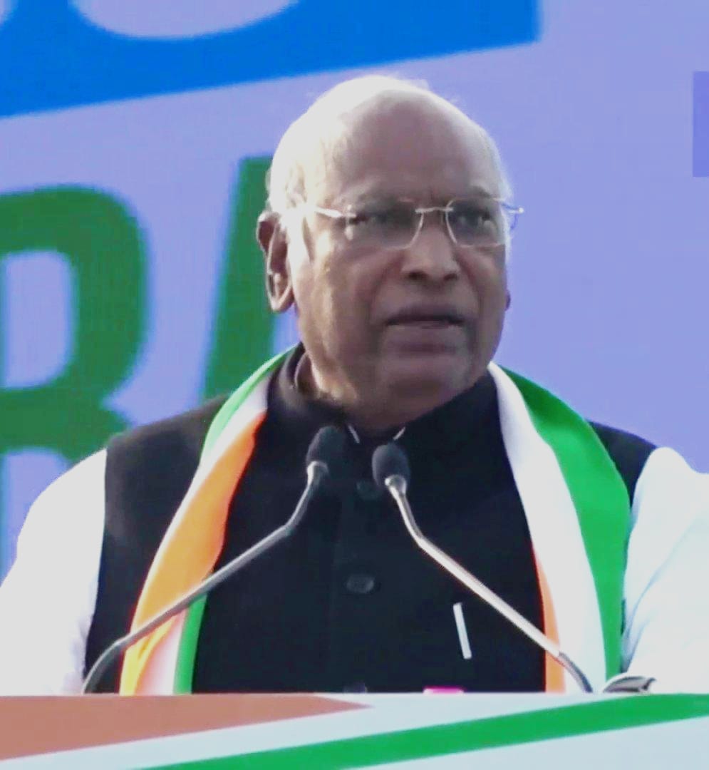 हम चीन के आक्रमण पर चर्चा चाहते हैं लेकिन सरकार चर्चा के लिए तैयार नहीं है। वह बाहर शेर जैसे बात करते हैं लेकिन असल में वह चूहे की चाल चलते हैं। हम देश के साथ हैं लेकिन सरकार जानकारी छुपा रही है। 
- श्री <a href="/kharge/">Mallikarjun Kharge</a>,
कांग्रेस अध्यक्ष