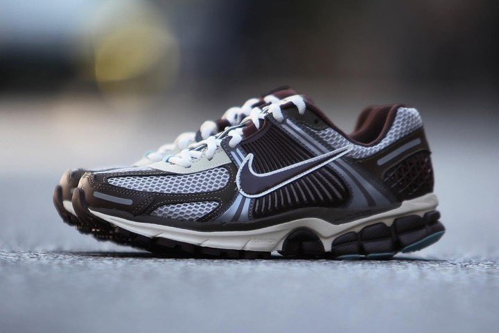 StreetFashion01's tweet photo. Nike Zoom Vomero 5 in Brown/Blue🖤 https://t.co/xYPr0vLydm