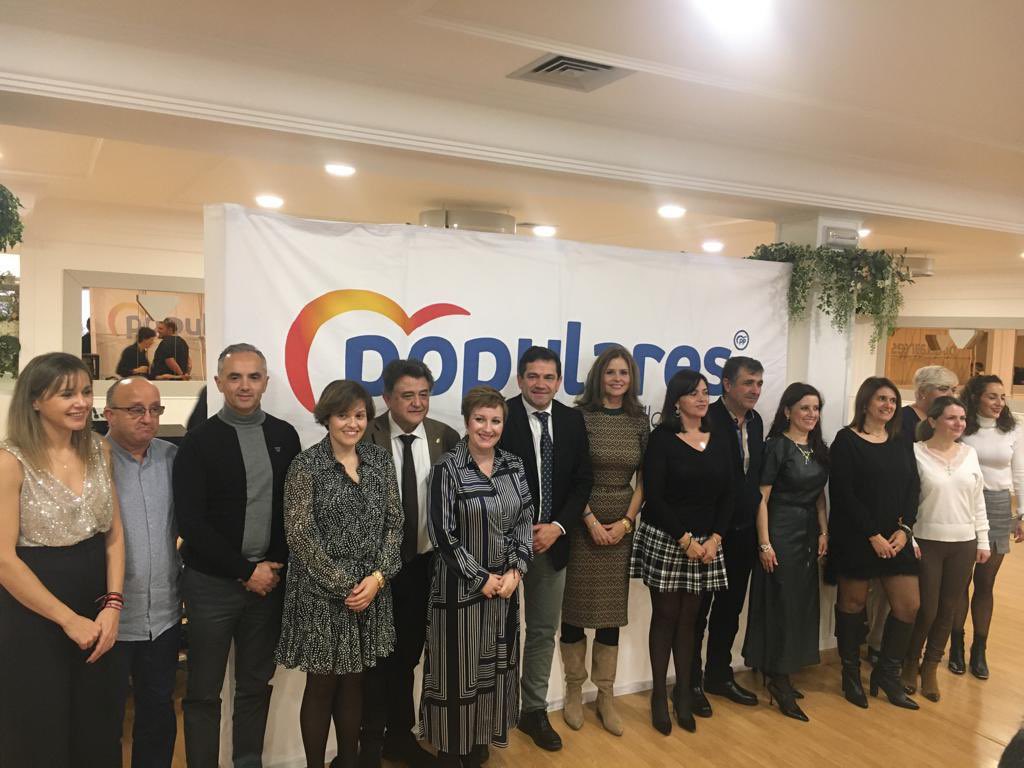 M_A_Valverde's tweet photo. 👉🏻Ayer en la comida de Navidad del @PPAdeAlba 

👉🏻@PPCiudadReal1 tiene mucha suerte de tener a @SoniaGonzalezMt como secretaria general y Argamasilla  de Alba  con la que será su próxima alcaldesa. https://t.co/nlcI1sRX4h