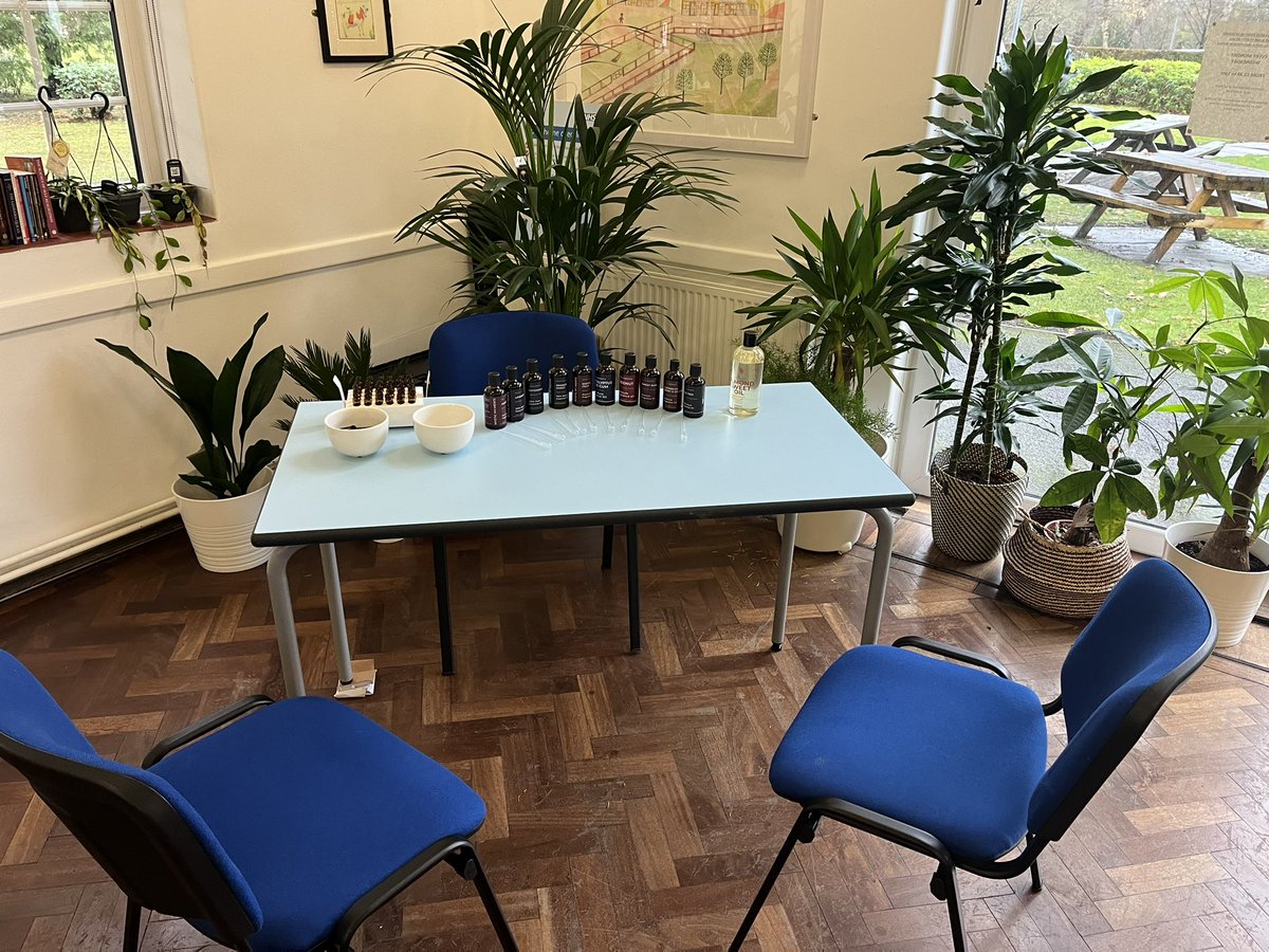 Uma_TraineeCP's tweet photo. Staff Support’s #WinterofWellbeing is in the Green Room at Bethlem Hospital! This sanctuary away from the working day is filled with goodies, smiley faces, refreshments and calming energy ❤️☕️🪷✨🎁  Pop by when you have a chance…#SLaMStaffSupport https://t.co/qb7lnJd79G