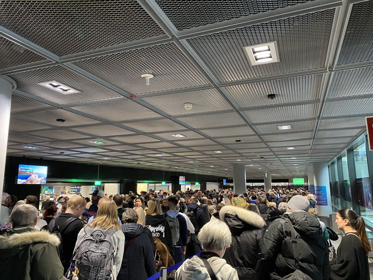maxsteinwender's tweet photo. Heutiges Chaos am Frankfurter Flughafen 🫣 

👇 Ein Thread https://t.co/3xuSwlH3gg
