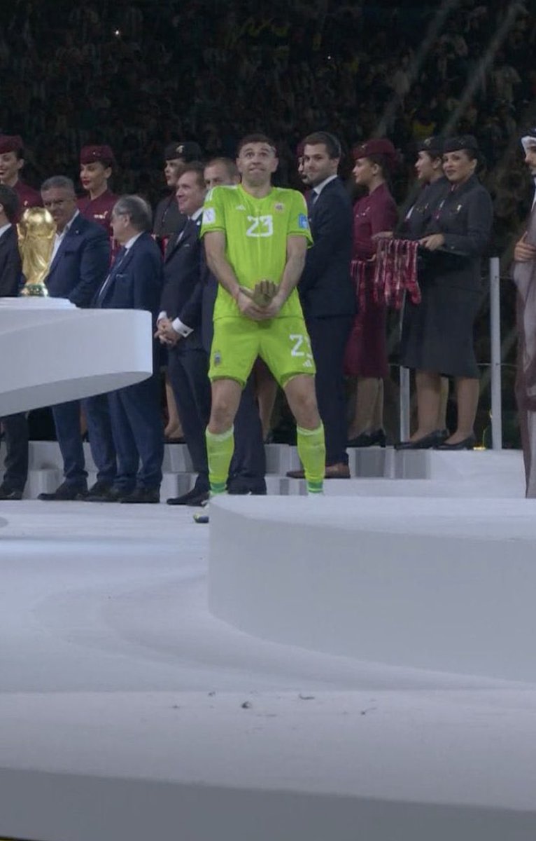 Complètement taré ce mec ! Faire un geste pareil devant plus d'un milliard de téléspectateurs...
#EmilianoMartinez 
#ArgentinaVsFrance #WorldCupFinal