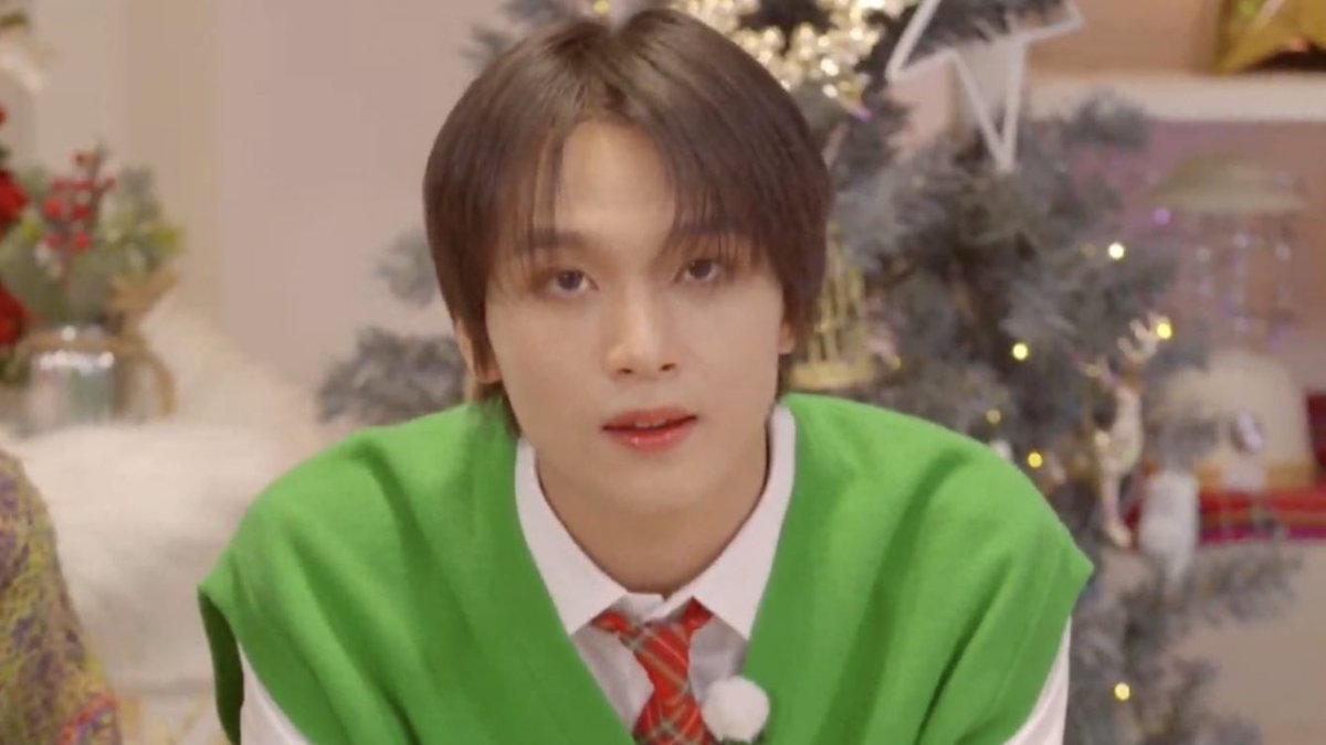 lhcdaily's tweet photo. today's haechan ❤️💚 https://t.co/C3s0GjNg8c
