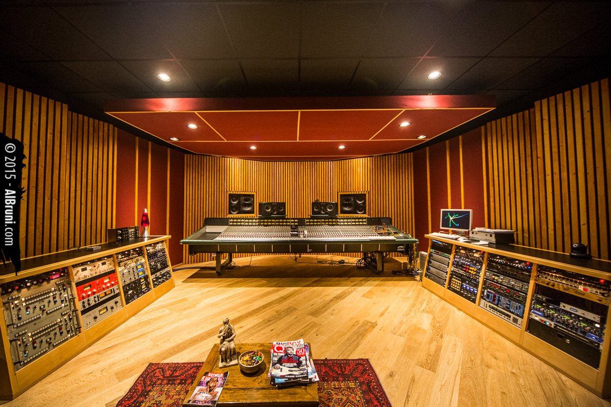 AWRecStudio's tweet photo. Prima e dopo.
Sound Cloud (nuvola acustica), è uno dei tanti elementi acustici presenti nella nostra regia A e crea una "Free Reflexion Zone" nell'area dove c'è la nostra console SSL.
#recording #studiodiregistrazione #johnbrandt #progettoacustico #recordingstudio #audioengineer https://t.co/nG4zz4YJCH