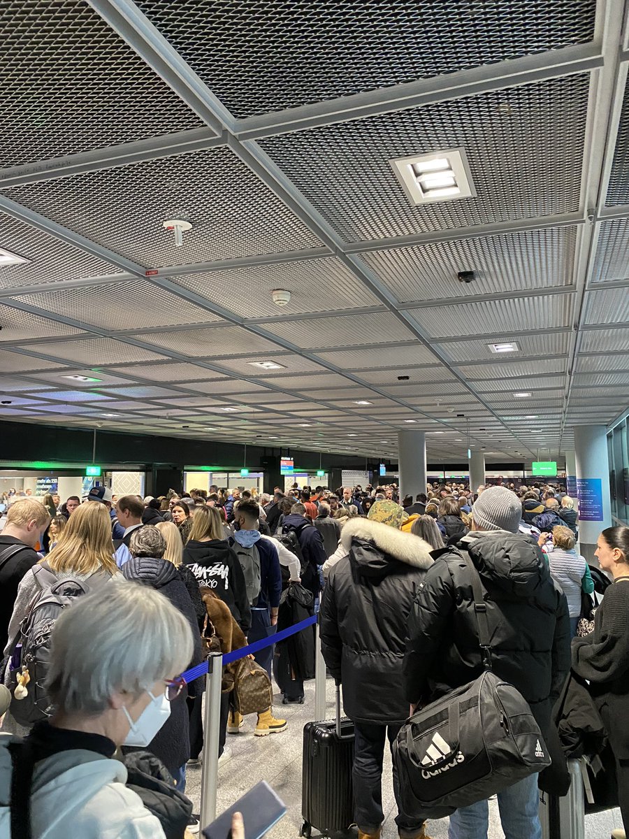maxsteinwender's tweet photo. Mindestens 2-3 Stunden Wartezeit vor dem Security Check, da auch nur die Hälfte aller Stationen geöffnet sind 😑 

#Frankfurtairport #Lufthansa https://t.co/Qq5aHwnGqR