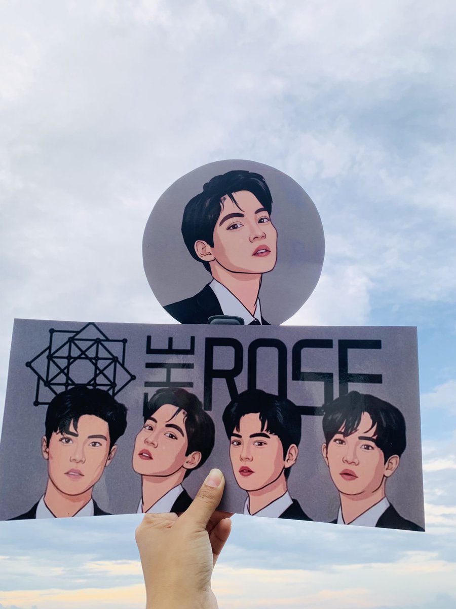 messi_ratih's tweet photo. @ONEDREAMINA Yeey! Jadi nih fanart handbanner The Rose🌹😆
Di baliknya ada tulisan yg berarti ‘I’ll be there with you, I’ll only see you Tonight’ dari lirik SORRY🥺
Dgn harapan aku bisa di Balai Sarbini menghabiskan malam sama The Rose di tgl 6 Jan nanti✨ #OneDreamIna #HealTogetherInJakarta https://t.co/vjFOVPeFOZ