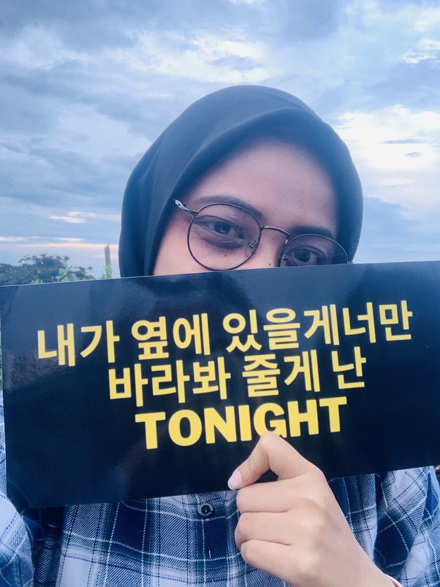 messi_ratih's tweet photo. @ONEDREAMINA Yeey! Jadi nih fanart handbanner The Rose🌹😆
Di baliknya ada tulisan yg berarti ‘I’ll be there with you, I’ll only see you Tonight’ dari lirik SORRY🥺
Dgn harapan aku bisa di Balai Sarbini menghabiskan malam sama The Rose di tgl 6 Jan nanti✨ #OneDreamIna #HealTogetherInJakarta https://t.co/vjFOVPeFOZ