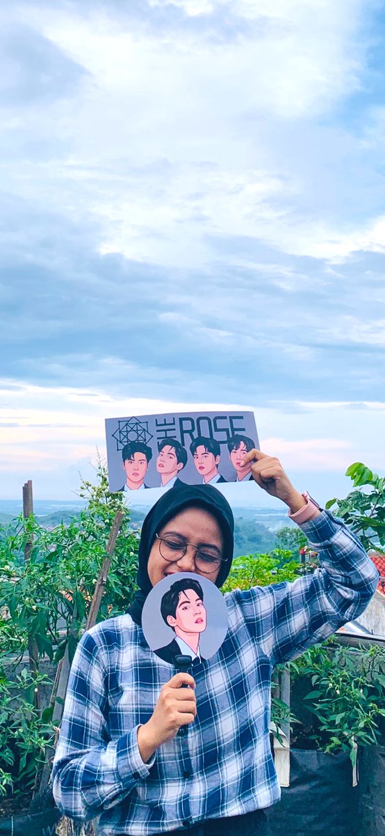 messi_ratih's tweet photo. @ONEDREAMINA Yeey! Jadi nih fanart handbanner The Rose🌹😆
Di baliknya ada tulisan yg berarti ‘I’ll be there with you, I’ll only see you Tonight’ dari lirik SORRY🥺
Dgn harapan aku bisa di Balai Sarbini menghabiskan malam sama The Rose di tgl 6 Jan nanti✨ #OneDreamIna #HealTogetherInJakarta https://t.co/vjFOVPeFOZ