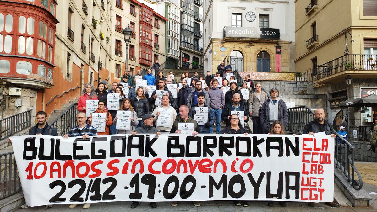 LABbilbo's tweet photo. Bulegoetako langileak, agerraldia egin dute gaur Bilbon, ostegunean egingo duten manifestaziora deitzen.

Las y los trabajadores de OOyDD han recordado, que si este convenio está muerto es porque la patronal así lo quiere. #BulegoakBorrokan https://t.co/OfugKtxoUS