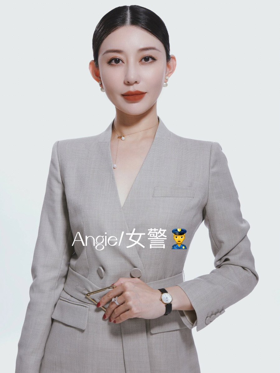 这样的写真如果换成警服是不是更有味道。😁