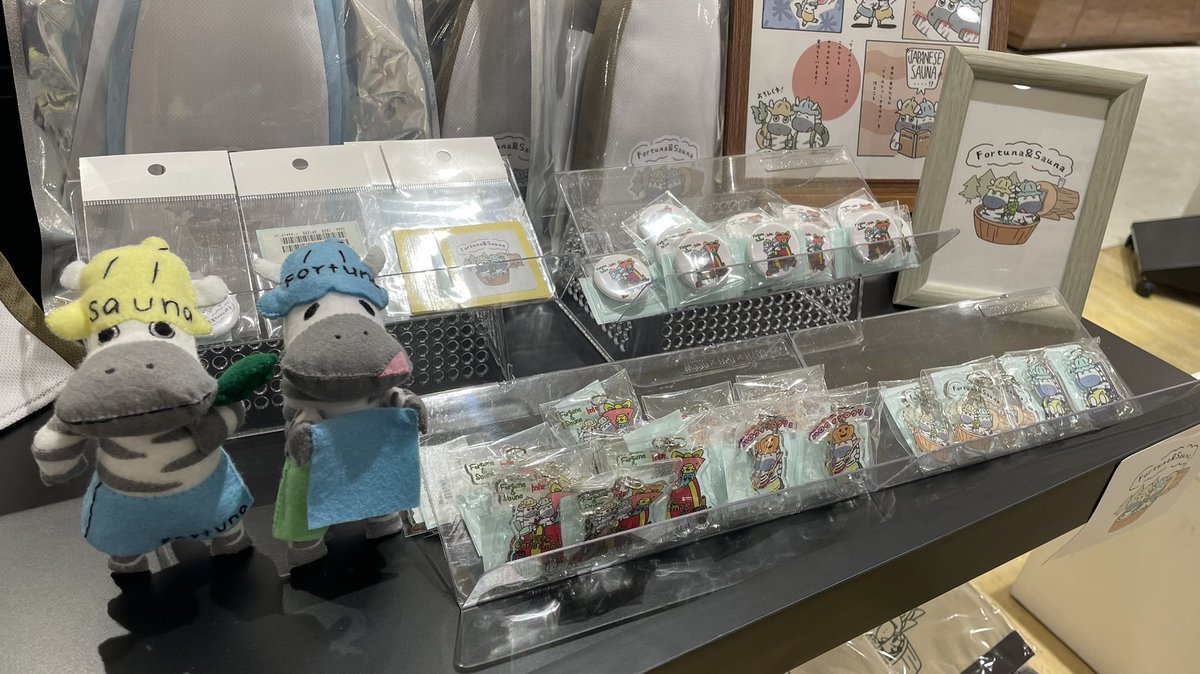 FortunaSauna's tweet image. 現在のキーホルダーたちはこんな感じです🦓✨
アママキーホルダーが3日目のお昼でラスト1になって売り切れたのが嬉しかったです😆
キーホルダーはアママが1番人気でした🔥
アミミグッズが目立ってますがアママもいます🤣