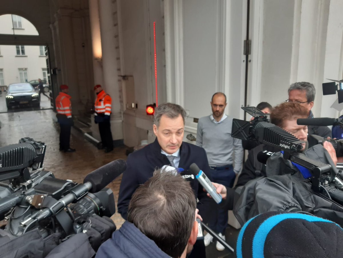 azgbelgie's tweet photo. Volgens @alexanderdecroo : "oplossingen zijn ingevoerd, niemand slaapt nog op straat". Een antwoord dat niet voldoet. We blijven op 16 ! De besprekingen gaan door. @MdMBelgium @CIREasbl @VluchtwerkVl @BXLRefugees #hubhumanitaire #chaosfedasil #opvangcrisis https://t.co/gZhnE0MwKG