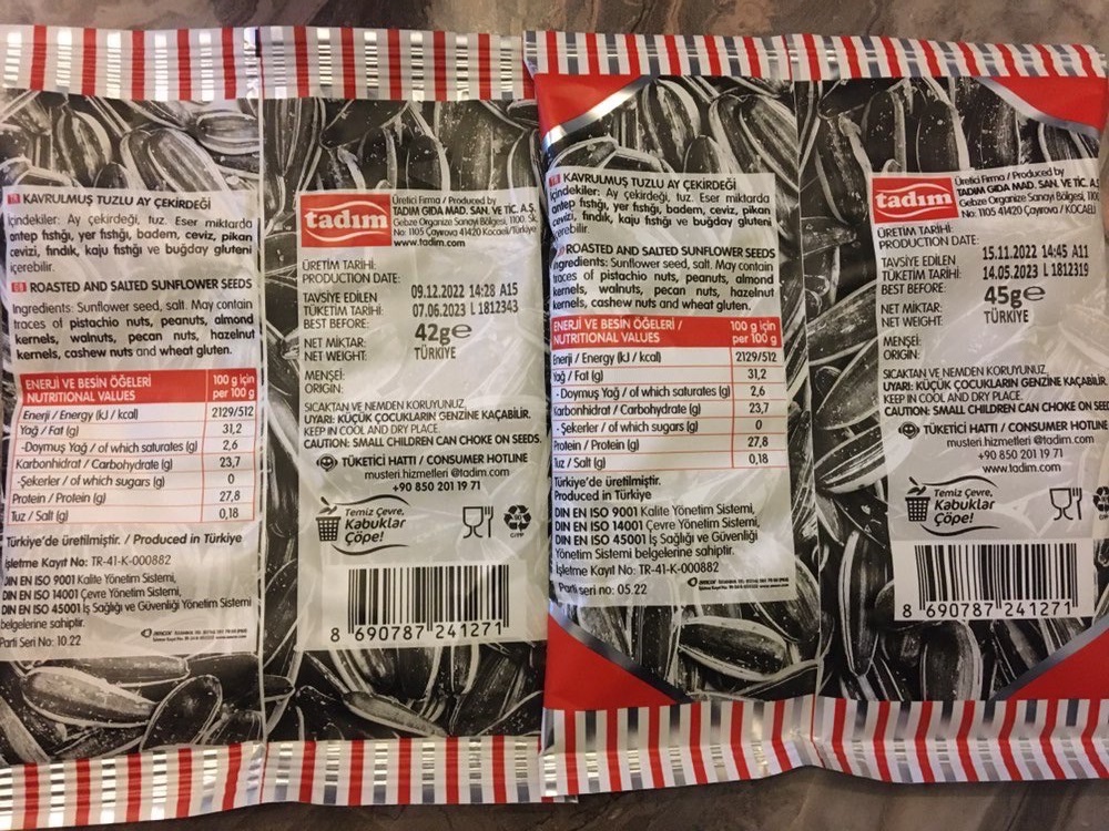 Tadım markasıyla 5₺'ye satılan ay çekirdeklerinin 45 gram olan paketlerinden 3 gr. alınarak 42 grama düşürülmüş.
Gramajı düşürülerek gizli zam yapılan ürünün barkodunun da mevzuata aykırı olarak aynı kaldığı görülüyor.
<a href="/ticaret/">T.C. Ticaret Bakanlığı</a>
