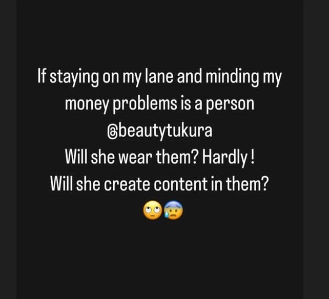 humbleQeen's tweet photo. have a fave that stay on her lane and mind HER money problems, you won't have to defend a fave that threat people after every two days.
#BeautyTukura
#RichB https://t.co/Qn9HH2dkNA