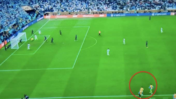 CabineSport's tweet photo. Jornal francês diz que é ilegal o golo do 3-2 de Messi 

"Golo é ilegal, se aplicarmos rigorosamente as regras. Quando Messi chuta alguns suplentes argentinos, carregados de emoção, já estão em campo, prontos para comemorar, o que é estritamente proibido", afirma o @lequipe https://t.co/kcSkPB08BW