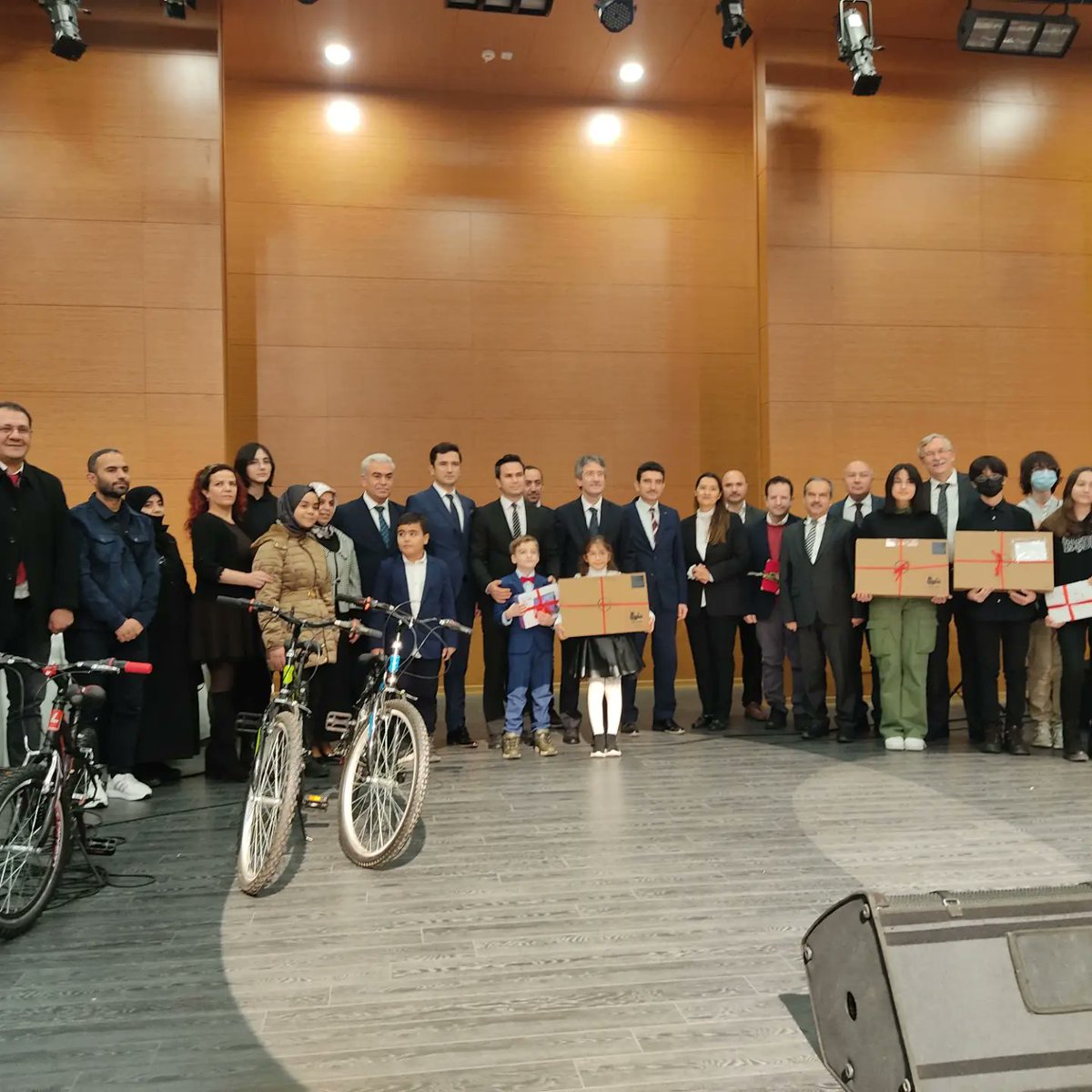zeytinburnumem's tweet photo. Göçmenler Günü nedeniyle Zeytinburnu Kız AİH Lise'mizde düzenlenen resim sergisine ve İl Törenine,İl Milli Eğitim Müdürümüz Sn.Levent Yazıcı,İlçe Milli Eğitim Müdürümüz Sn.Ali Yeşilyurt ve kalabalık bir davetli topluluğu katıldı.@tcmeb @ErCCanTURAN @memleventyazici @Aliyesilyrt https://t.co/ZJMuvQqmu8